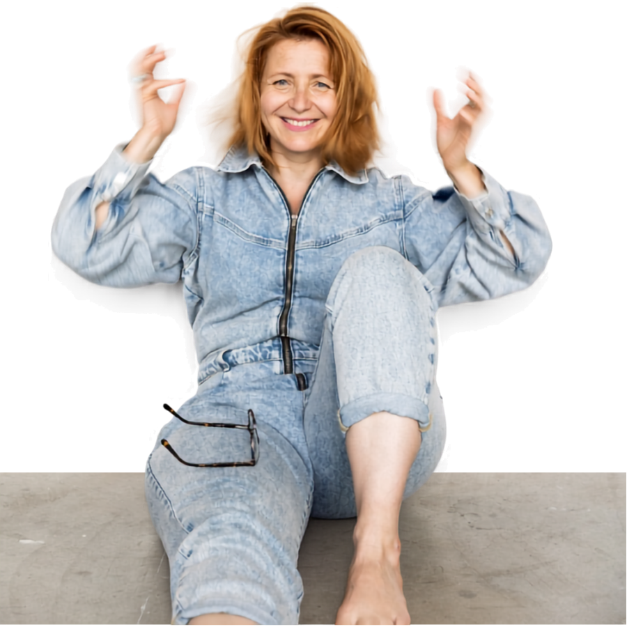 Wendy zittend, handen omhoog